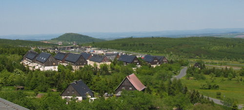 Neubaugebiet im Sommer, im Hintergrund ist der neue Grenzübergang zu sehen. Neubaugebiet im Sommer, im Hintergrund ist der neue Grenzübergang zu sehen.